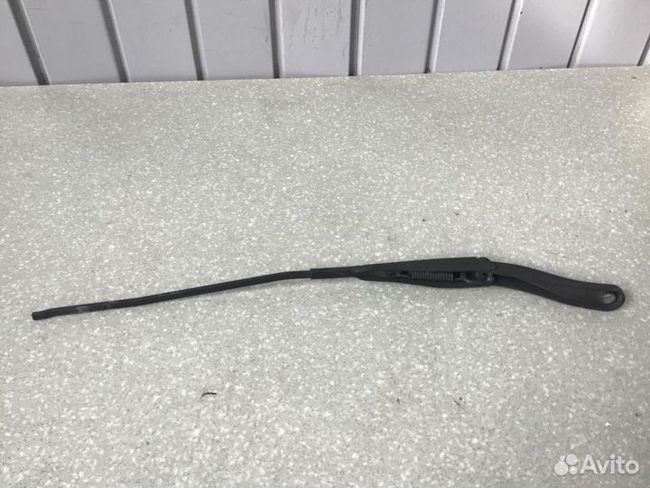 Поводок стеклоочистителя передний правый Renault S