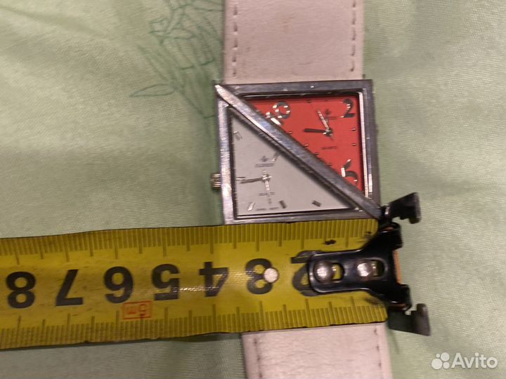 Наручные женские часы с двумя циферблатами