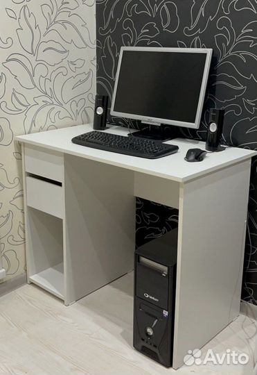 Письменный / компьютерный стол. Белый. Новый