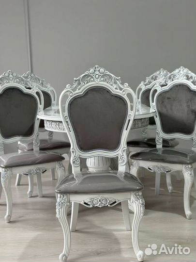 Большой обеденный стол и стулья