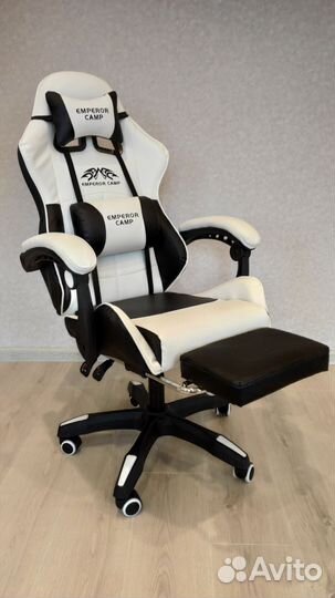 Новое игровое кресло чёрно-белое