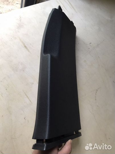 Обшивка правой средней стойки Passat B8