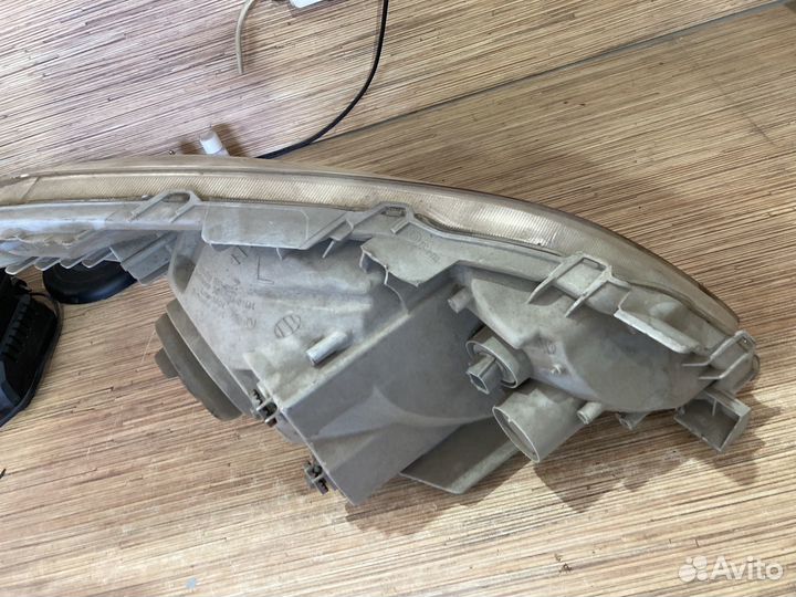 Toyota premio 240 фара