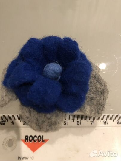 Валяная брошь