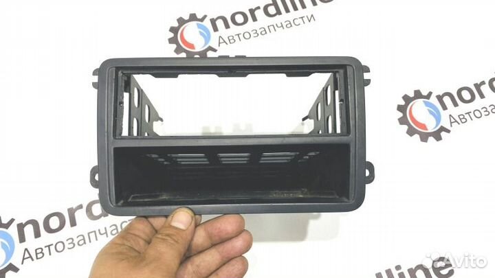 Рамка магнитолы Volkswagen Caddy 3 combi 1.6 BSE