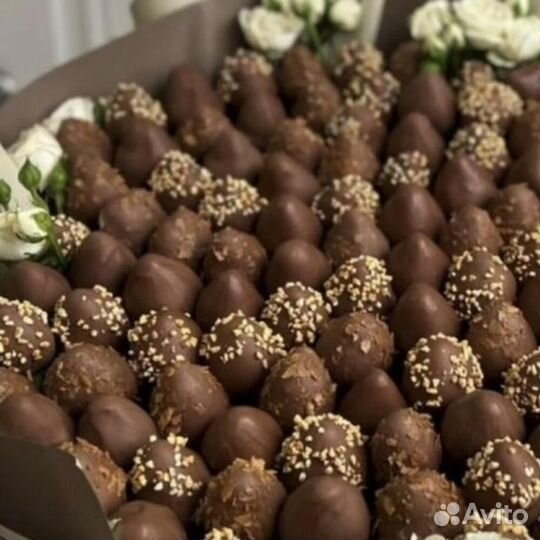 Букет из 100 ягод клубники и розами в Ейске