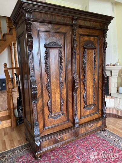 Старинный антикварный шкаф, 18 век