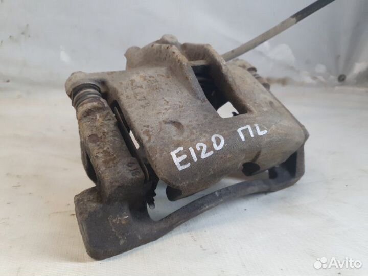 Суппорт передний левый Toyota Corolla 120 ZZE121L