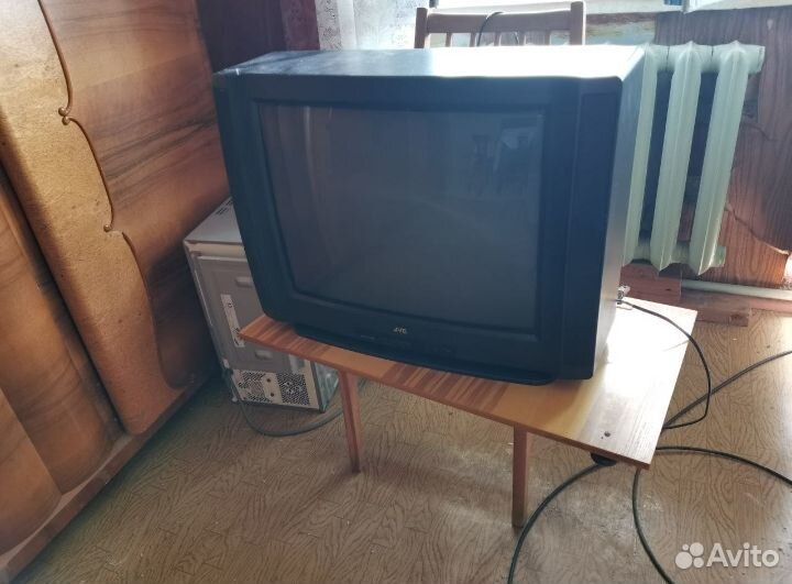 Телевизор JVC работает