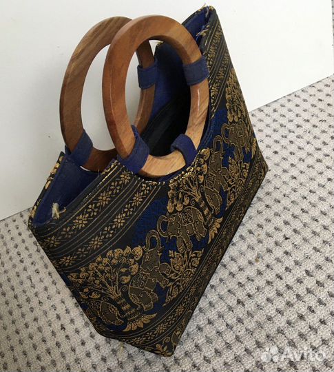 Привлекающая внимание сумка со слонами из Индии