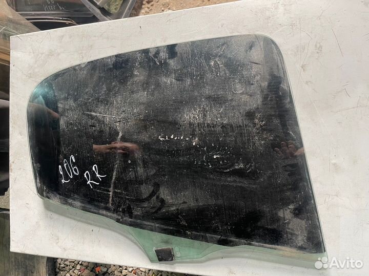 Заднее правое стекло peugeot 206
