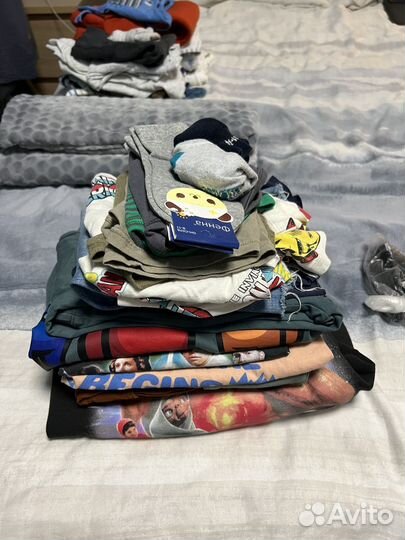 Чемодан на колесах (с детскимм вещами б/у)