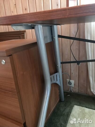 Угловой письменный стол с полками