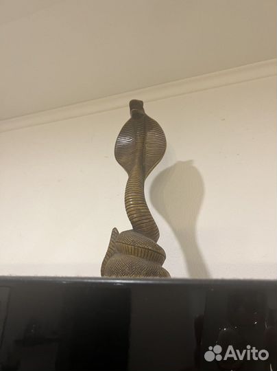 Статуэтка змея