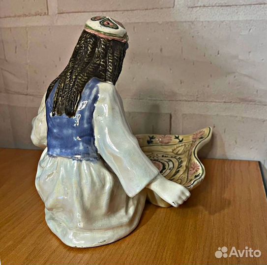 Статуэтка-конфетница Узбечка с ковром, Конаково