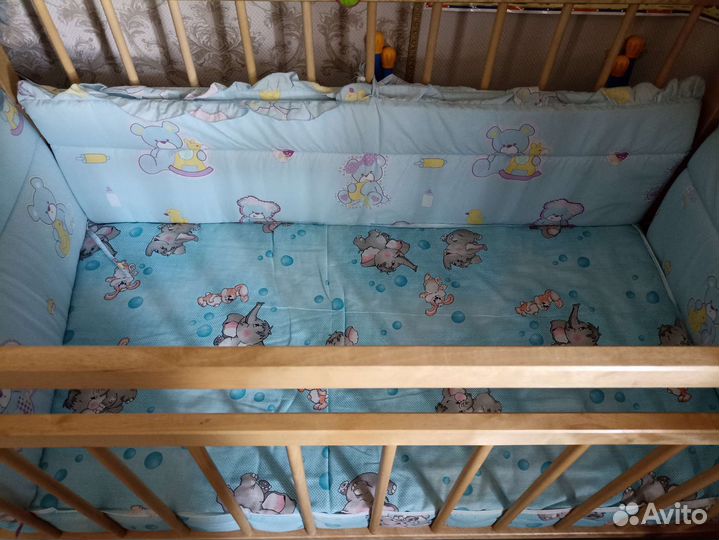 Детская кроватка с маятником