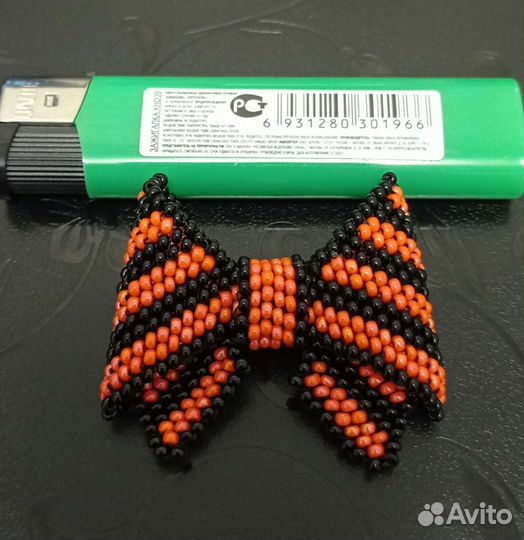 Брошь-бантик из бисера. Георгиевская лента