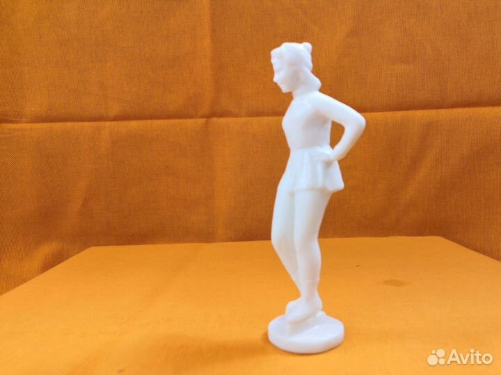 Статуэтка юная фигуристка (конькобежка)