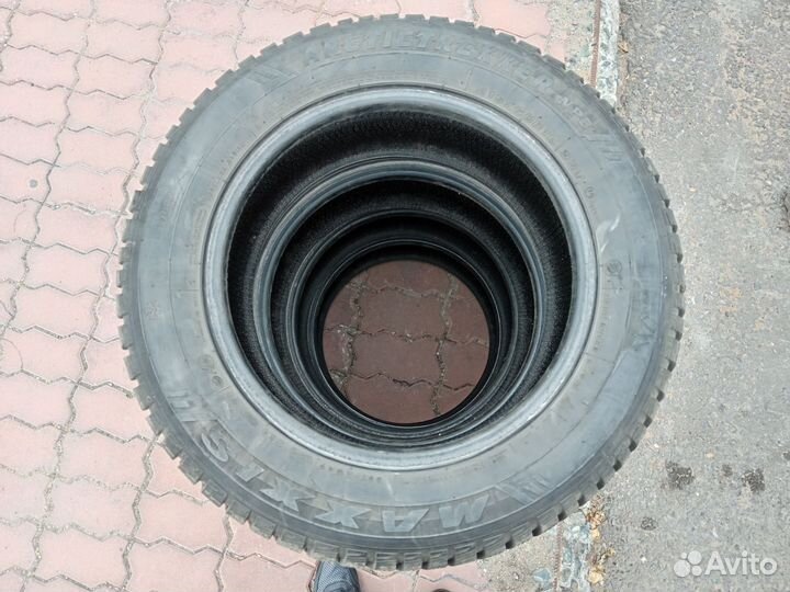 Maxxis ArcticTrekker NP3 215/60 R16