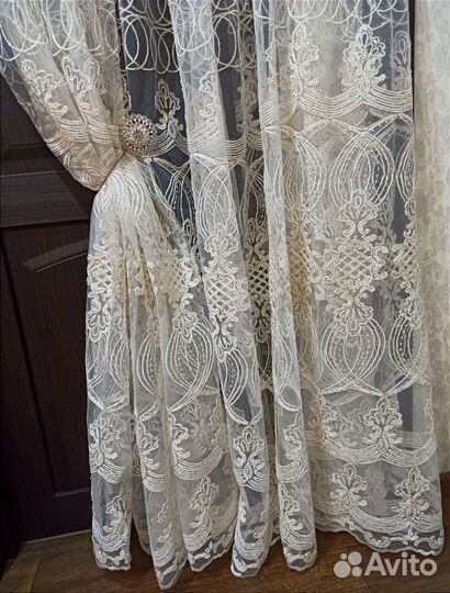 Тюль с красивой вышивкой
