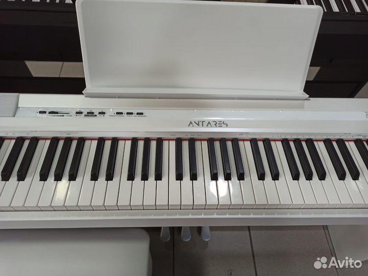 Цифровое пианино со стойкой и тремя педалями