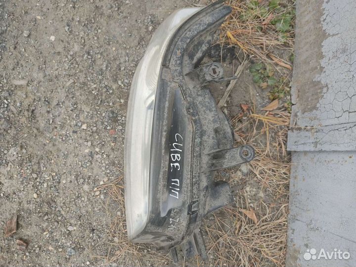 Фара передняя правая Nissan Cube Z10