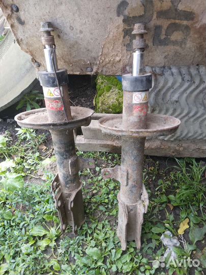 Стойки toyota avensis 1998г