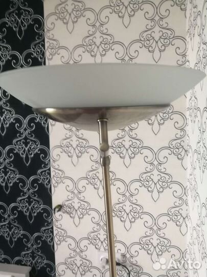 Продаю напольную лампу Оdeon light