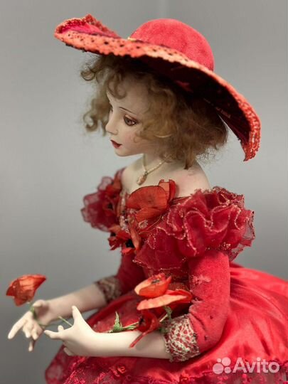 Кукла в красных пуантах