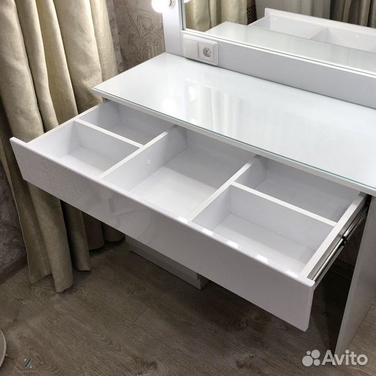 Туалетный столик визажиста с гримерным зеркалом