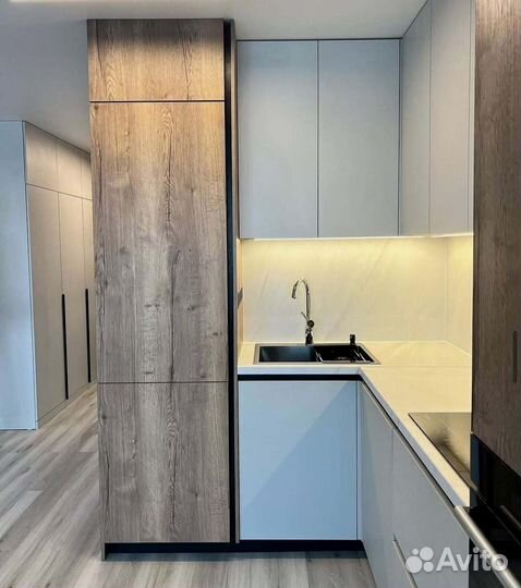 Кухня встроенная светлая