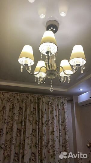 Люстра молочного цвета