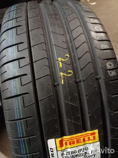 Pirelli P Zero PZ4 L.S. 315/35 R22 и 275/40 R22 111Y