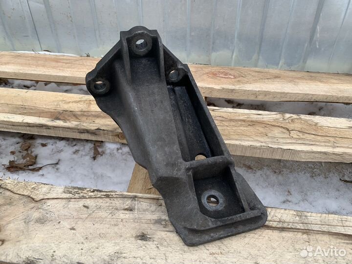 Опора двигателя левая Land Rover Discovery 3 2.7