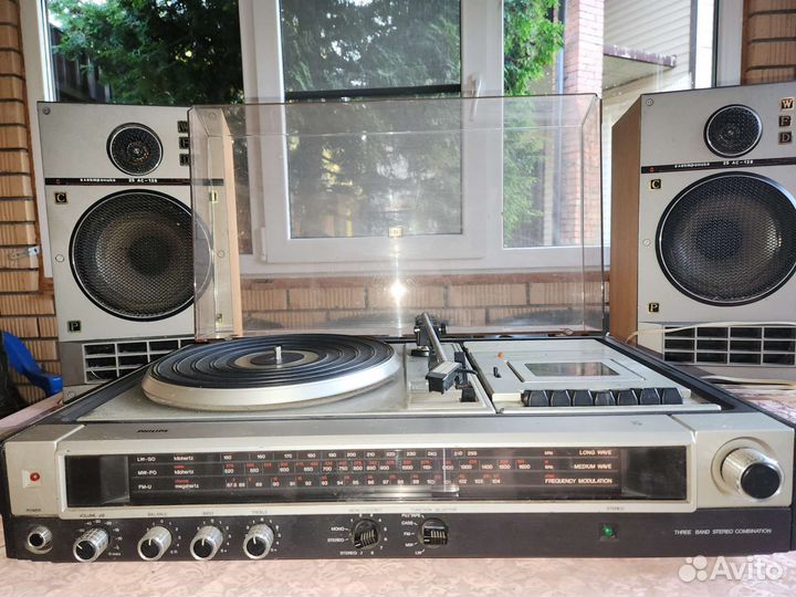 Проигрыватель винила, касетник и радио