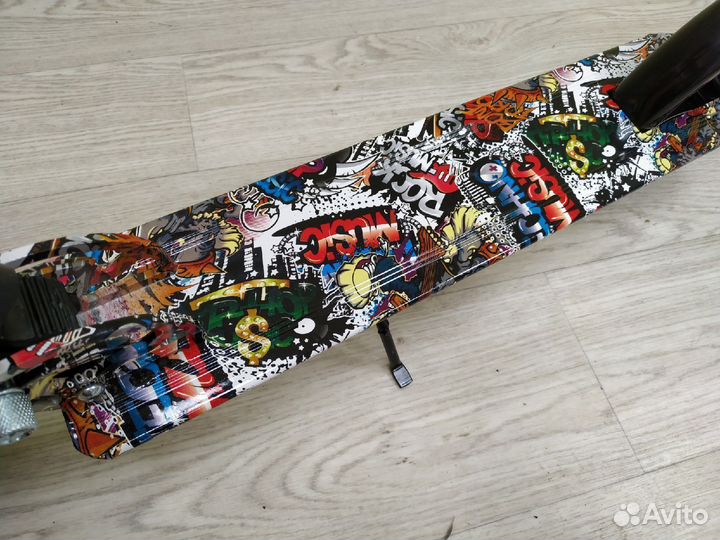 Самокат 2-х колесный с ярким принтом