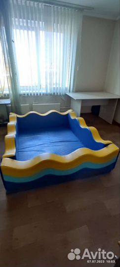 Сухой большой бассейн с шариками и горкой-ступенью