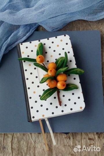 Брошь облепиха ручная работа