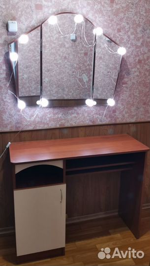 Трюмо с зеркалом