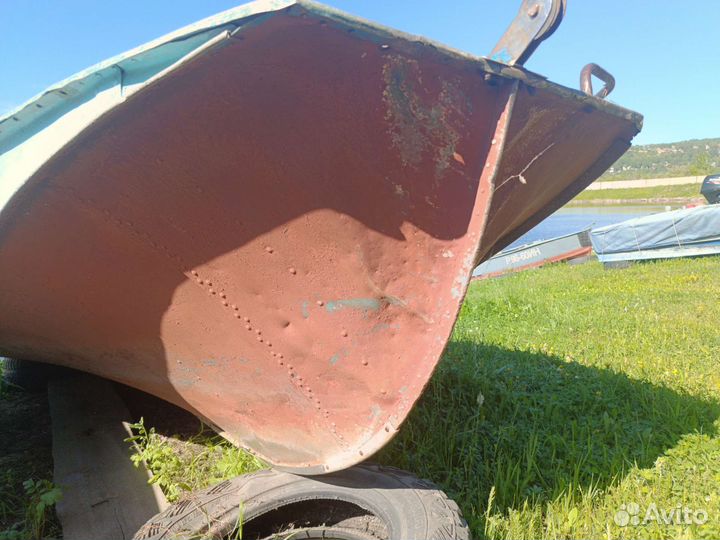 Лодка с местом стоянки