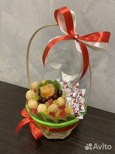 Корзинка с конфетами и сухофруктами на 8 марта