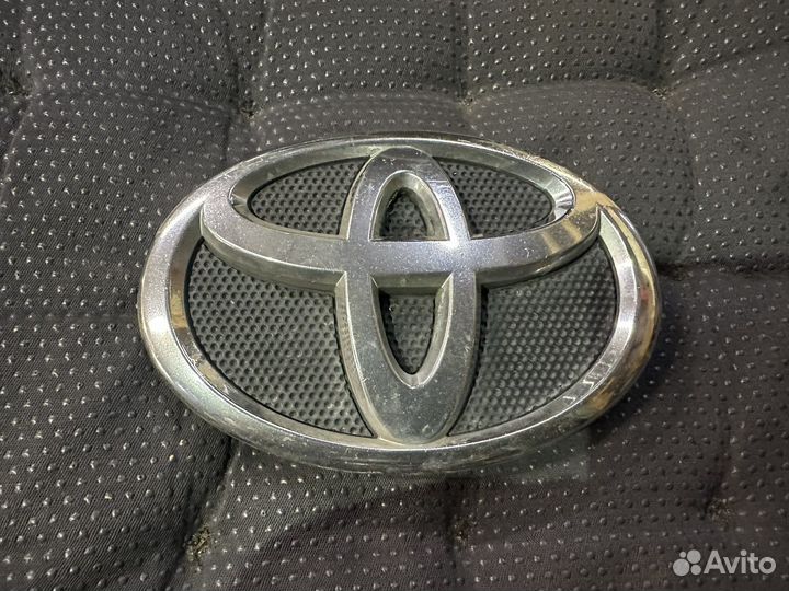 Эмблема решетки Toyota Corolla E150