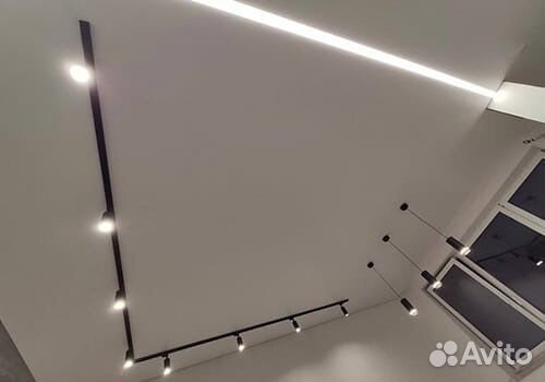 Натяжные потолки с трек освещением