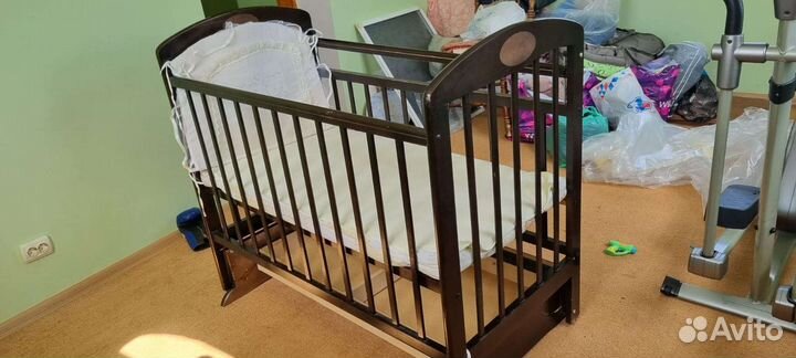 Детская кроватка с маятником и ящиком