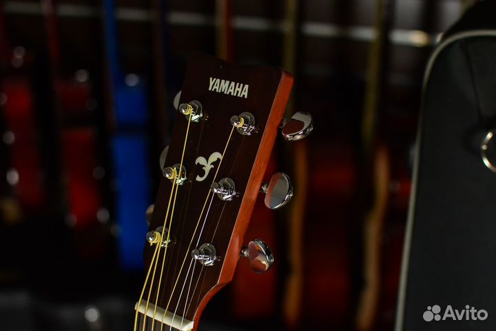 Акустическая гитара Yamaha + аксессуары
