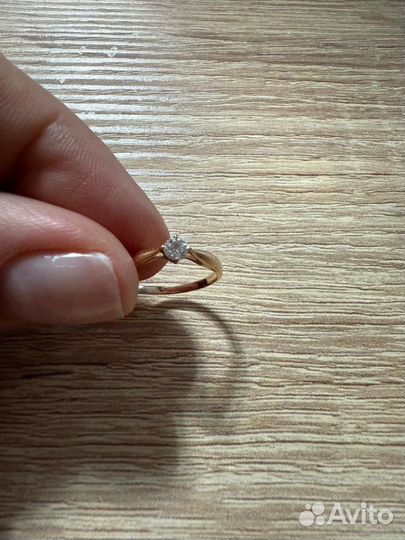 Кольцо с бриллиантом
