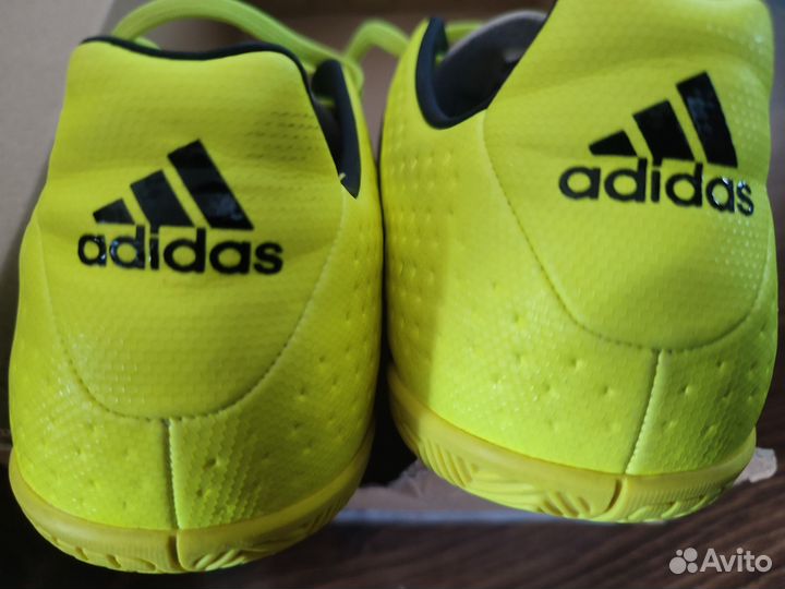Футбольные бутсы adidas