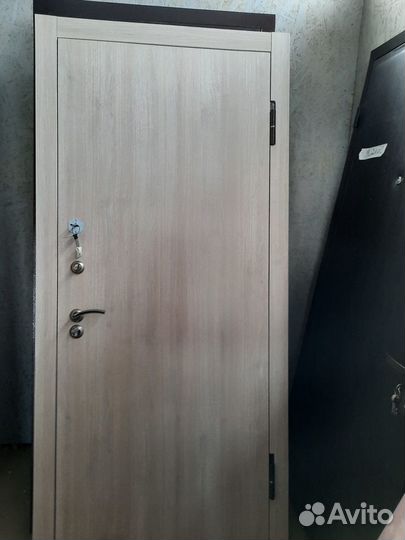 Дверь с отделкой ламинат и стали 2 мм