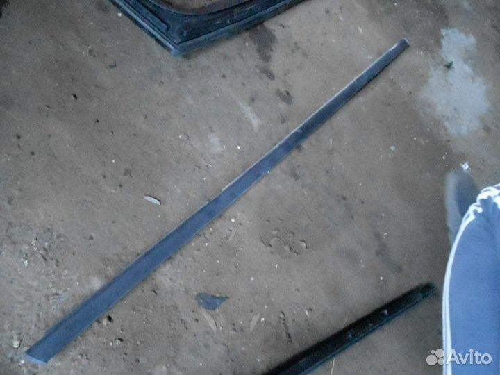 Уплотнитель стекла заднего правого (внешний) Renau