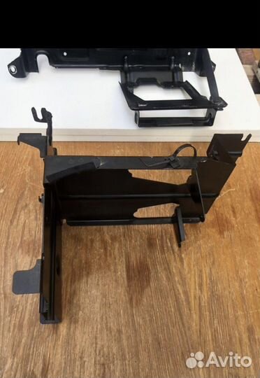 Кронштейны блоков навигации и телефона Ауди А8